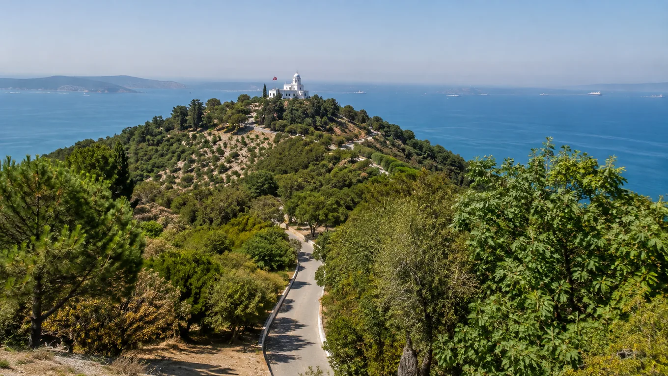 Mănăstirea albă Aya Yorgi pe dealul din Büyükada, cu Marea Marmara în fundal